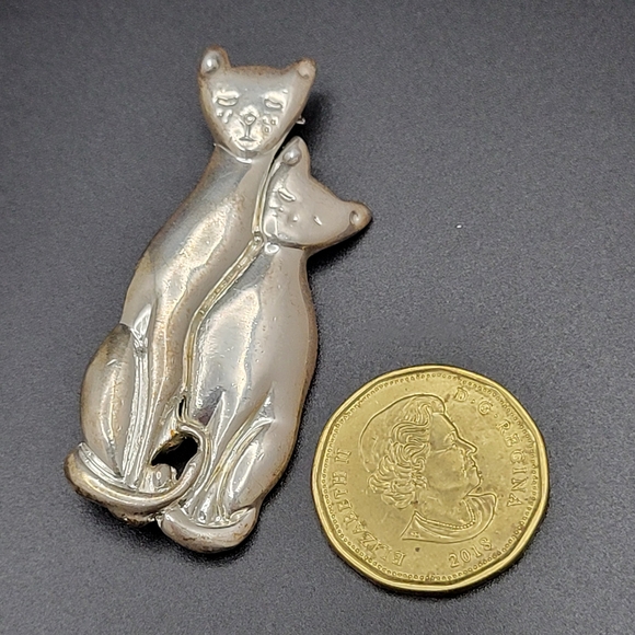 Two Sad Silver Tone Cats Brooch - Picture 4 of 4